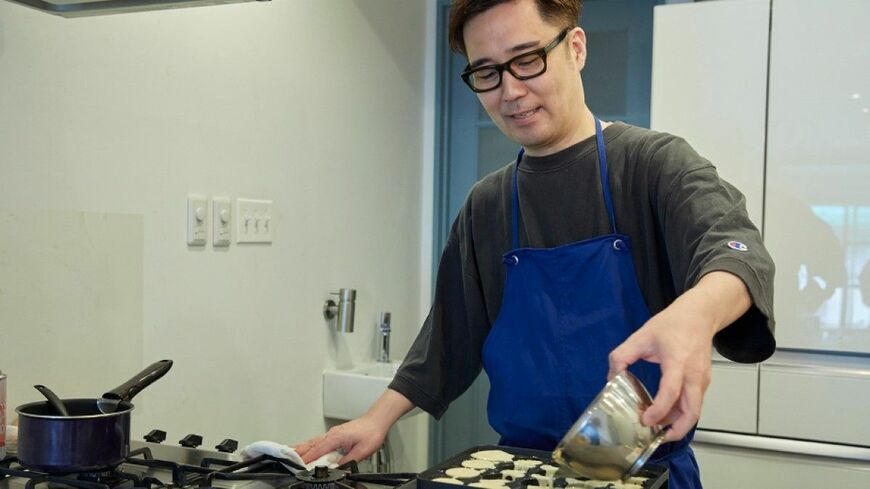 “週末鮨屋”の料理研究家として知られる野本やすゆきさんが、料理初心者の男性向けに「モテる」「デキる」レシピをご指南！（写真／吉澤健太）この記事の画像を見る(◯枚)