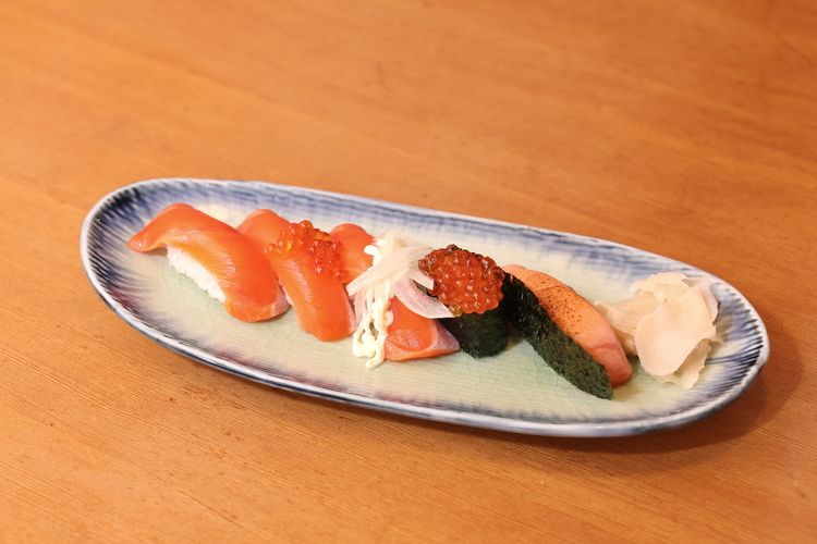 サーモンざんまい寿司5貫（1044円）（撮影：尾形文繁）