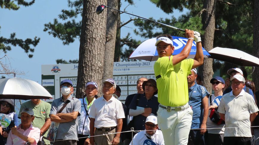 ゴルフのトーナメントの観戦では1日1万歩以上歩くともいわれます。実はゴルフは健康にもいいって知っていましたか？（写真：筆者撮影）