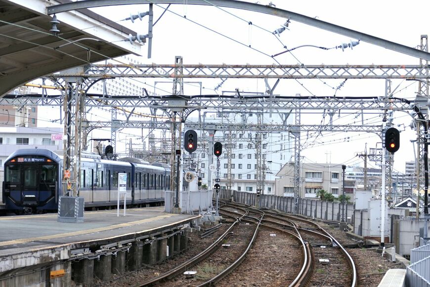 4番線から走り去る急行名古屋行き。新型車両「1A系」は2026年にデビューした（記者撮影）