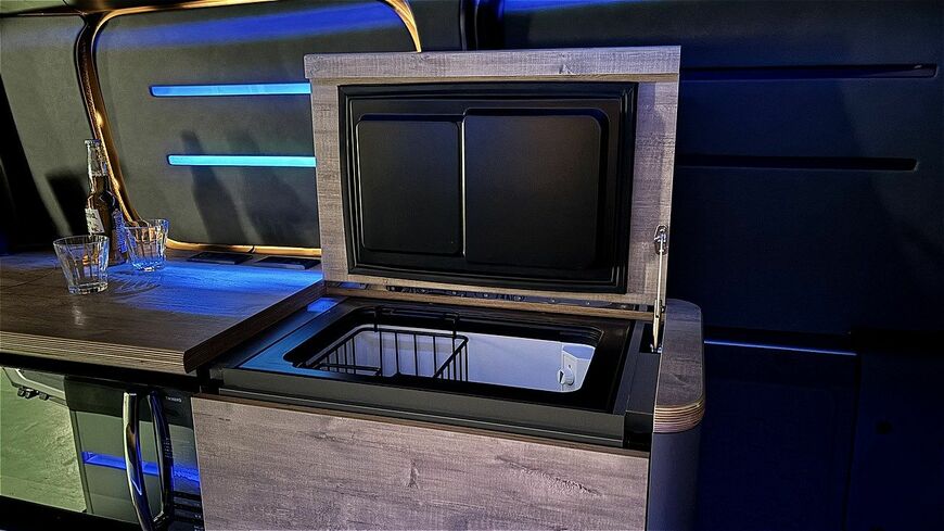 LACホールディングスのBEVキャンピングカー「LAC EVキャンパーC」（写真：LACホールディングス）