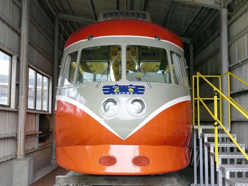 小田急のロマンスカー「SE（3000形）」。海老名検車区の車庫に5両編成で保存されていた当時の姿＝2017年10月（記者撮影）