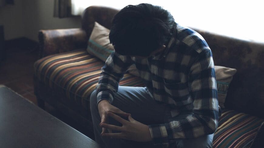 有名大学を出て、広告代理店に勤務するハイスペック男性が借金返済地獄へと堕ちてしまった理由とは（写真：Graphs／PIXTA）