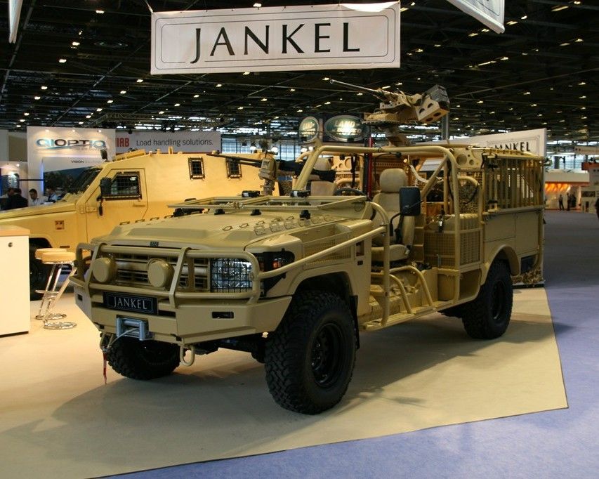 イギリス・ジャンケル社のランドクルーザーベースの特殊部隊用車両（写真：筆者撮影）