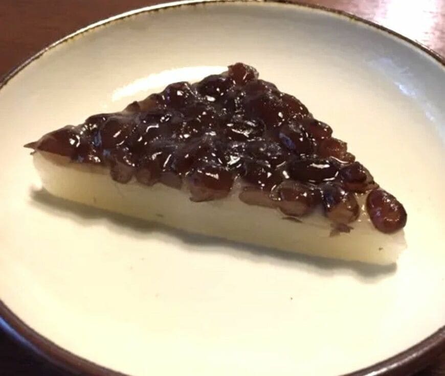 これが水無月。もっちりやわらかなういろうの上に、甘く煮た小豆がのっている（写真：筆者撮影）