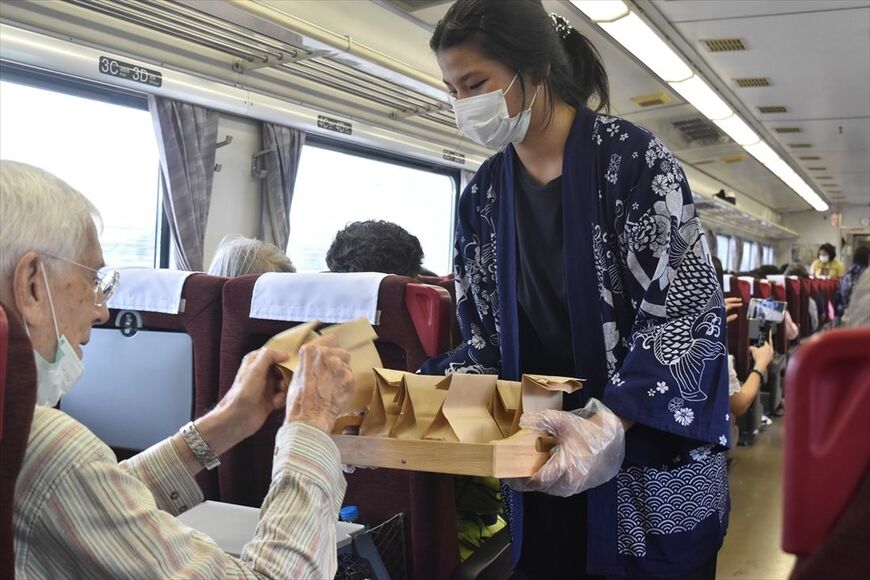 弁当の後は続けてデザートも配られる（筆者撮影）