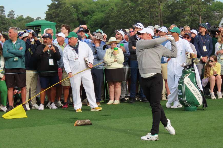 ティショットするマキロイ（写真：筆者撮影）