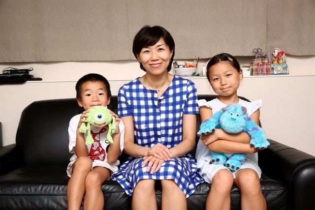 大人顔負けの議論ができる10歳は、どうやって育ったのか？（写真中央が母親の狩野みきさん、右が10歳の長女、左が５歳の長男）