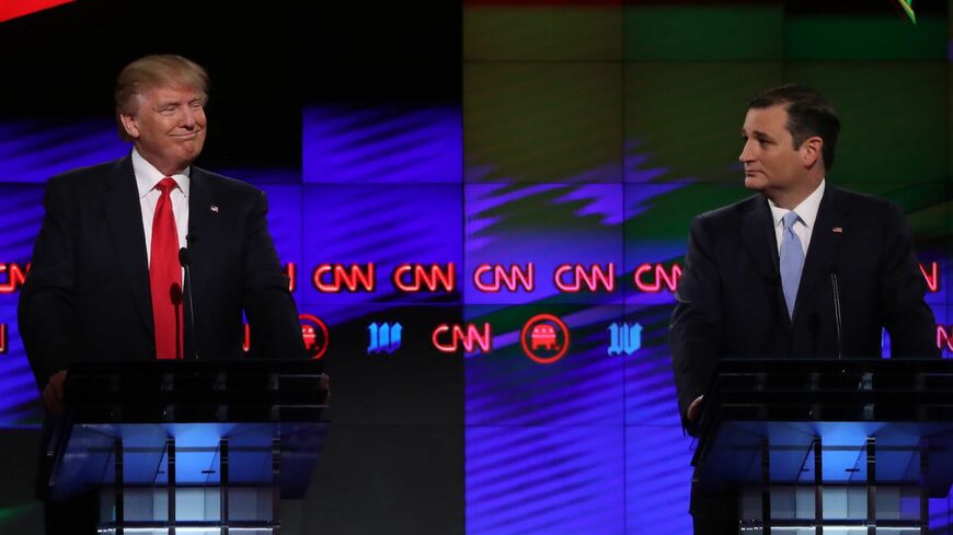 米大統領選の共和党候補指名を争っているトランプ氏（左）とクルーズ氏（右）。フロリダでの討論会で（写真:  ロイター／Carlo Allegri）