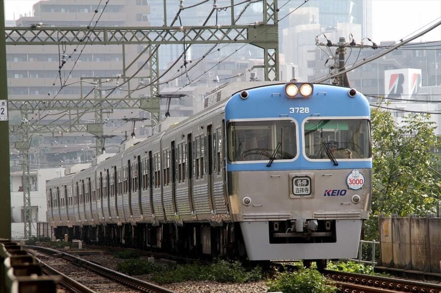 3000系は2011年11月に営業運転を終えた。ラストランのヘッドマークを付けた3000系（撮影：南正時）