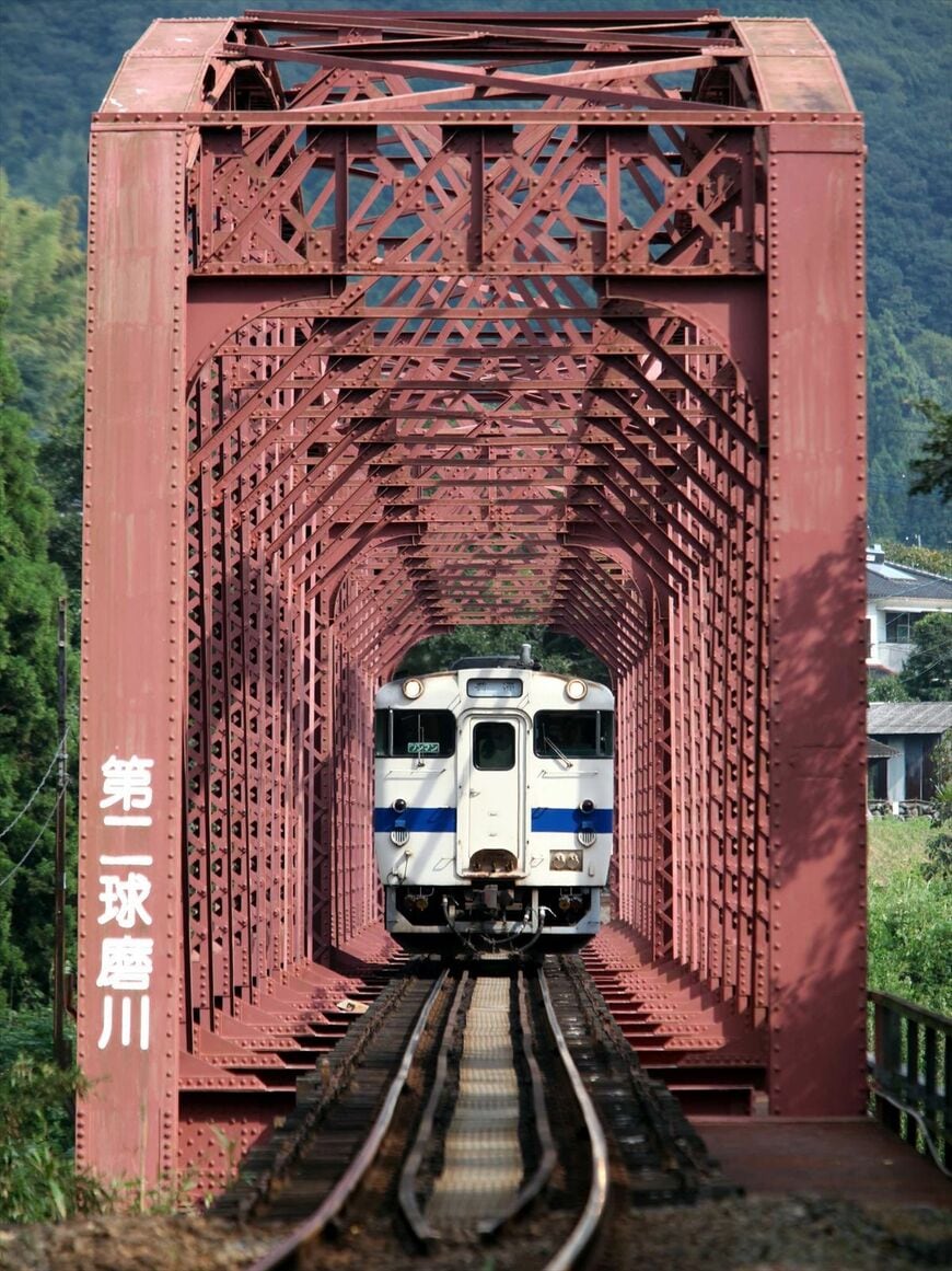 2020年の豪雨で被災した第二球磨川橋梁を走るキハ40形の普通列車（撮影：南正時）