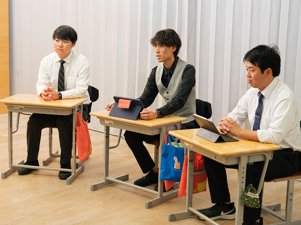 左から安達真人氏、小林翔太氏（ICT主任教諭）、平澤賢也氏