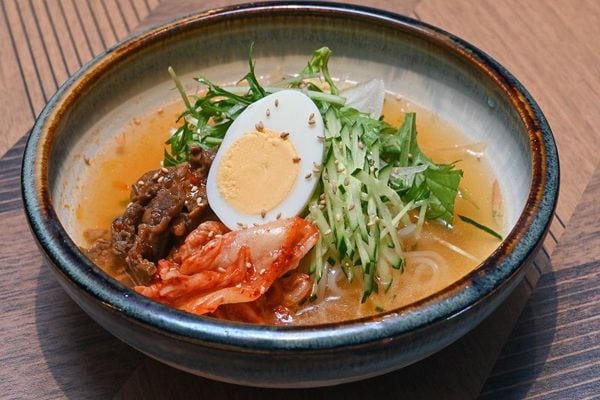 「Gyu-kaku冷麺」（968円）には端材を活用した牛肉のしぐれ煮をトッピング（撮影：大澤誠）