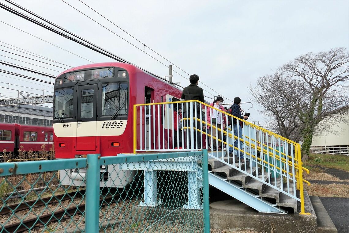 京急のツアーは新造車両で久里浜工場に入線（記者撮影）