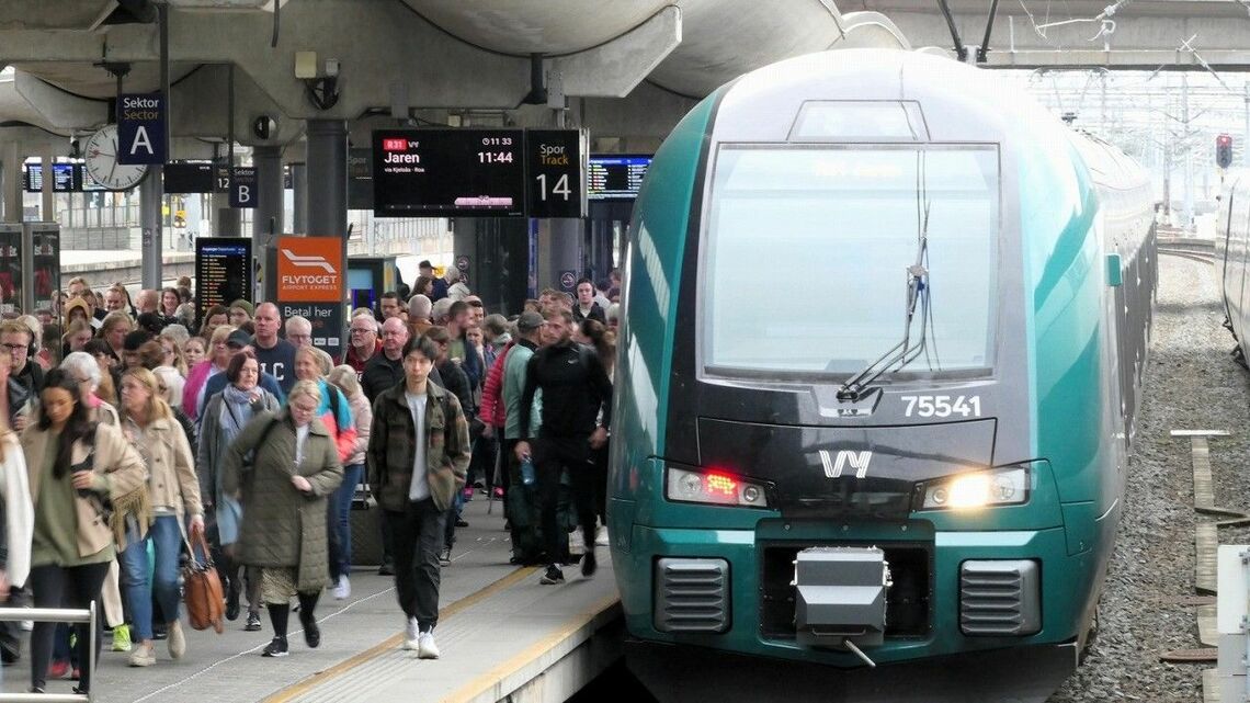 ノルウェー国鉄の普通列車の多くはスイス製電車で運行（筆者撮影）