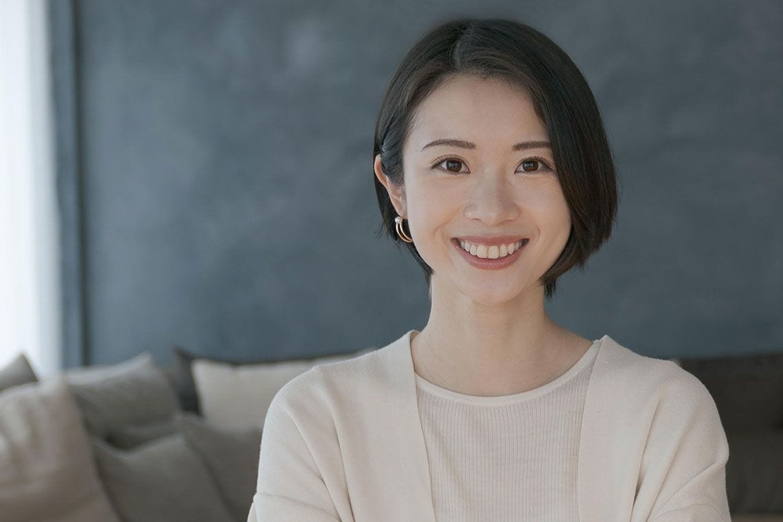 平原依文（ひらはら・いぶん）HI合同会社代表小学2年生から単身で中国、カナダ、メキシコ、スペインに留学。東日本大震災の時に帰国し、早稲田大学国際教養学部に入学。新卒でジョンソン・エンド・ジョンソンに入社し、デジタルマーケティングを担当。その後、組織開発コンサルへ転職し、CMOとしてマーケティングを牽引しながら、広報とブランドコンサルティングを推進。「地球を一つの学校にする」をミッションに掲げるWORLD ROADを設立し、世界中の人々がお互いから学び合える教育事業を立ち上げる。2022年には自身の夢である「社会の境界線を溶かす」を実現するために、HI合同会社を設立。SDGs x 教育を軸に、国内外の企業や、個人に対して、一人ひとりが自分の軸を通じて輝ける、持続可能な社会のあり方やビジネスモデルを追求する。Forbes JAPAN 2021年度「今年の顔 100人」に選出。青年版ダボス会議 One Young World 日本代表、教育未来創造会議（内閣官房）構成員、 株式会社Fun Group Chief Sustainability Officerなども務める
