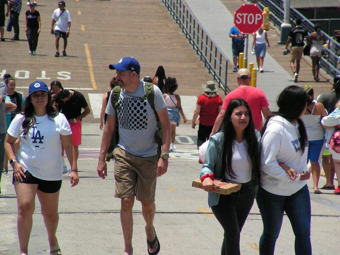 サンタモニカの埠頭ではほとんど誰もマスクをしていない（写真：筆者撮影）