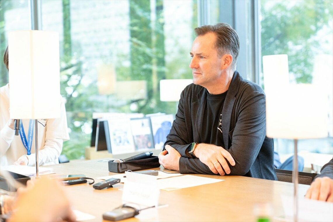 メディアの取材に応えるシェファーCEO（写真：Volkswagen）