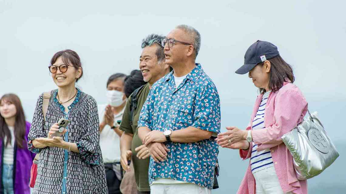 中央が、日本愛妻家協会の発案者であり事務局長である山名清隆さん（写真提供：妻との時間をつくる旅/群馬県嬬恋村）