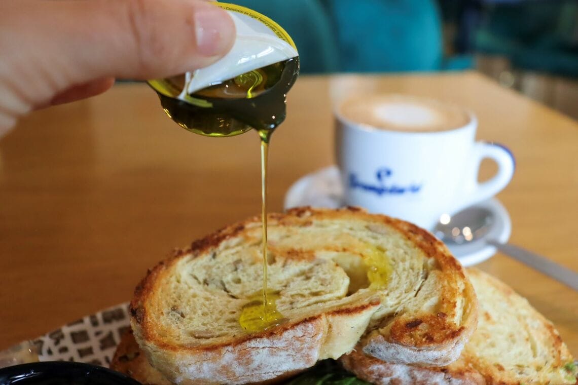 パンにオリーブオイルをかける