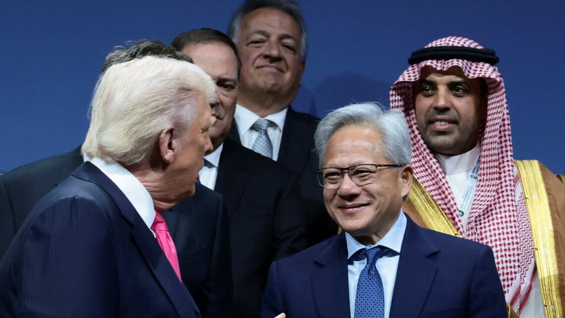 投資フォーラムで言葉を交わすアメリカのトランプ大統領とAI半導体の最大手、エヌビディアのジェンスン・ファンCEO。「2026年はすべてが変わっていることを気づく年になる」と筆者は言う（写真：ロイター／アフロ）