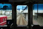 左は留置線の電車