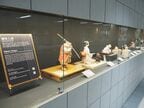 通路壁面に展示された博多人形などの伝統工芸品