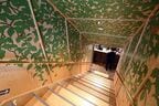 階段の壁面にも凝ったデザインが