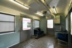 荷物室の内部。職員用のイスも設置されている