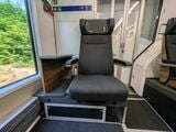 BLS鉄道の1等車は1人用。通路から一段高くなっていたり、脇にテーブルがあったりして、今回紹介する車両の中では一番「玉座」感が強かった（写真：筆者撮影）