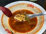 穴あきレンゲのおかげで最後まで具材を残さず食べられる（筆者撮影）