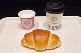 塩バターフランスモーニングセット490円。ヴィドフランスでも、デイリーヤマザキに並ぶ焼きたてパンでも、大人気。噛むとじゅんわりバターの香りが口中に広がる（筆者撮影）