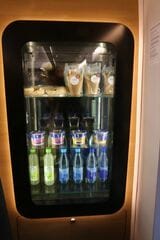 食堂車の商品陳列棚兼冷蔵庫（撮影：橋爪智之）