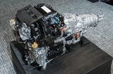 スバル伝統の水平対向エンジンにトヨタのハイブリッドシステムを組み合わせた（写真：トヨタ自動車）