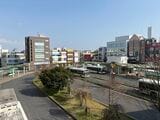 駅南口のバスターミナル。南側は背の低い建物が多い（写真：筆者撮影）