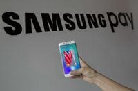 サムスン､スマホGalaxyの最新版を発表 モバイル決済サービスも開始