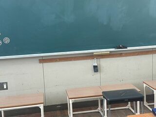 黒いいすが先生の定位置 踏み台は生徒が黒板に書きやすいように置かれている（写真：中曽根氏撮影）