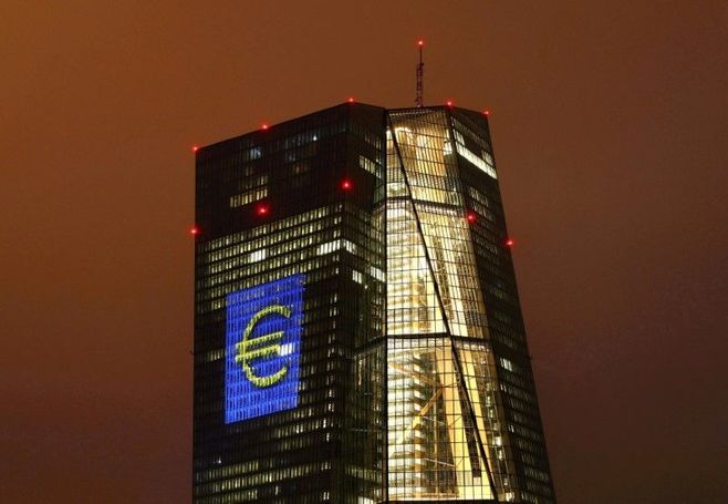 ECB債券購入､18年から月300億ユーロに半減