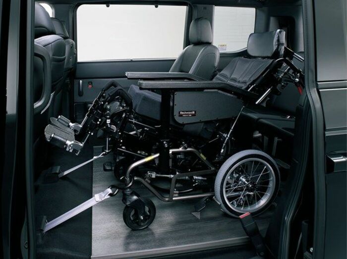 車いす仕様車2列目乗車タイプの車内(写真:本田技研工業)