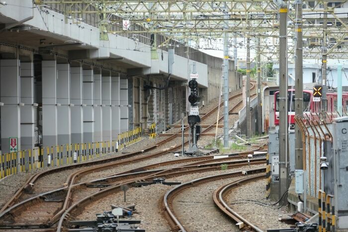 画面奥が高架へ上がる連絡線。営業列車は