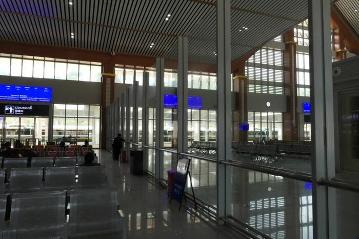 国境のボーテン駅内部。ガラスの仕切りの右側は国際線用