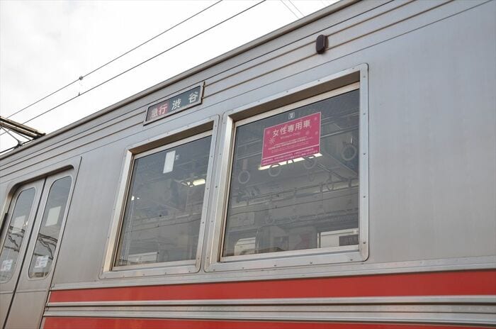 サッシ付きの四角い窓。その後の車両はサッシレスになった