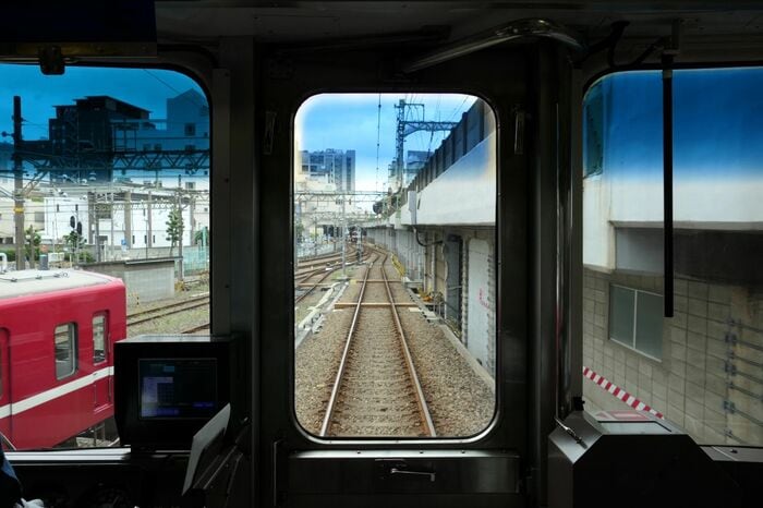 左は留置線の電車