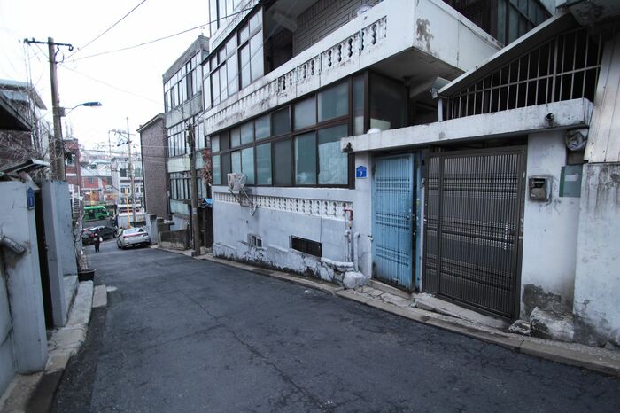 気づきにくい半地下アパートの窓