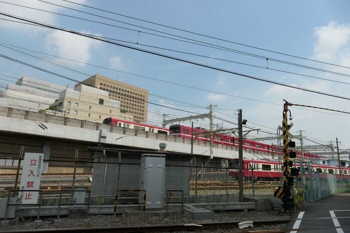 奥が大師線から地上の引き上げ線に移った