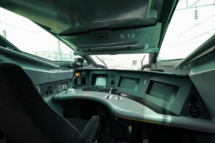 10号車の運転席