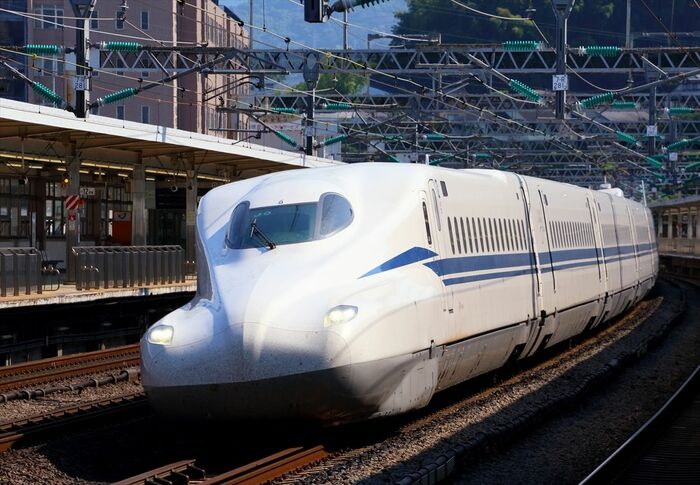新幹線N700Sも車体傾斜式の車両だ