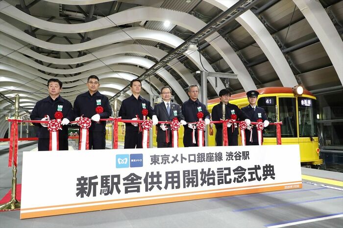 新駅舎の使用開始を記念しホーム上で開いた式典