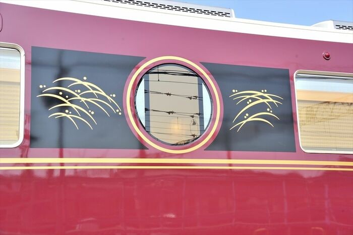 「京とれいん雅楽」の丸窓