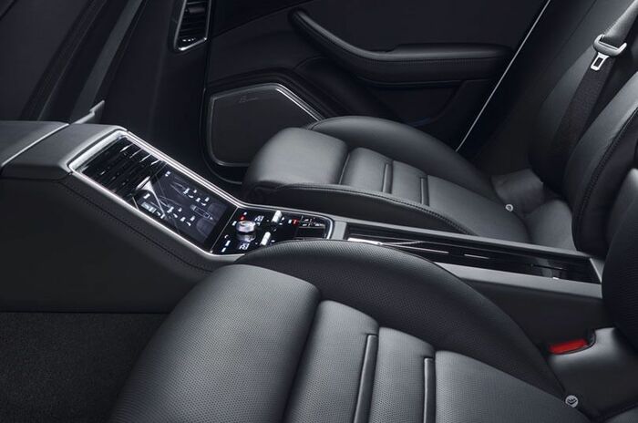 ポルシェ パナメーラ 4 E-ハイブリッド｜Porsche Panamera 4 E-Hybrid